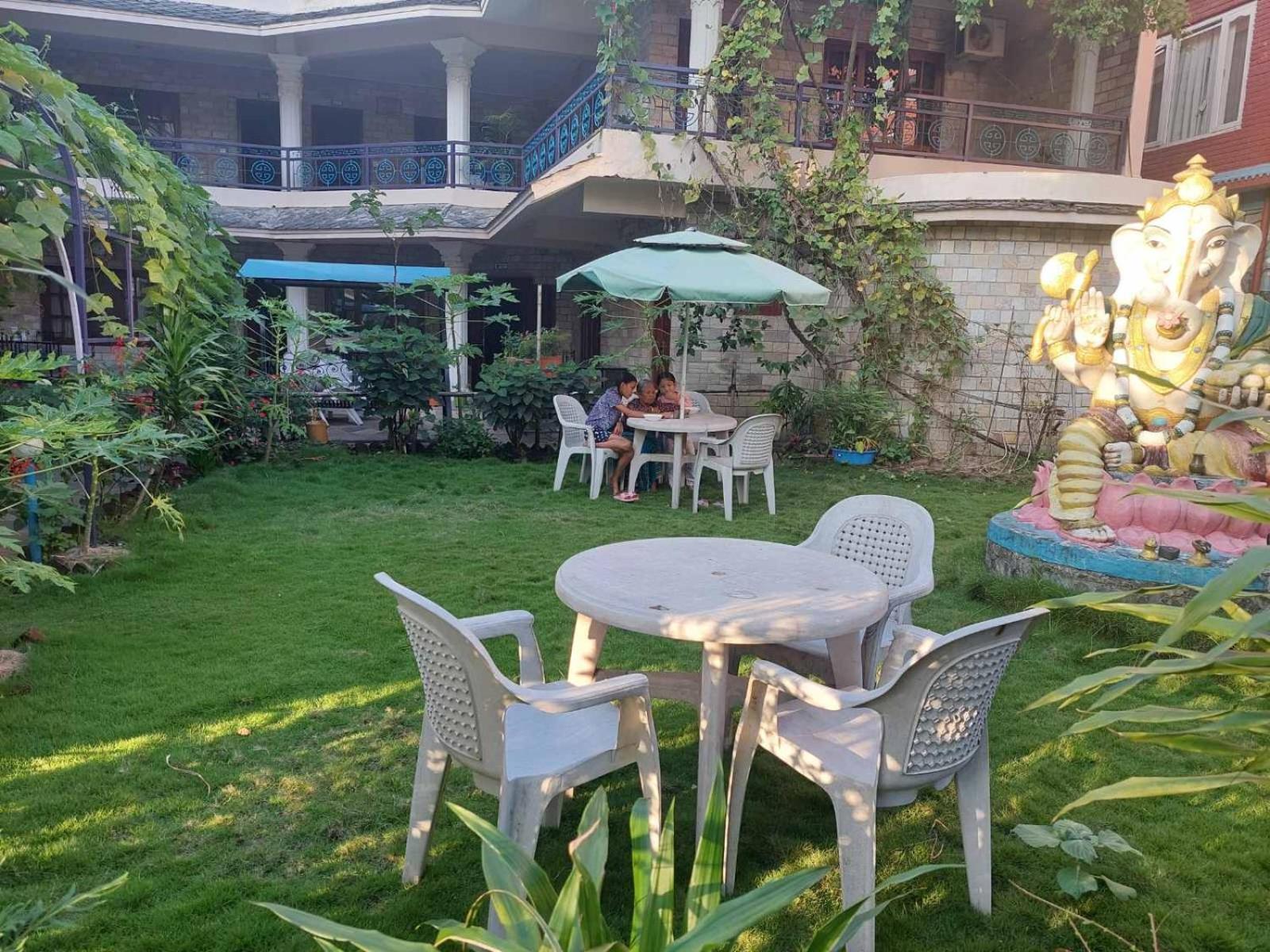 Blue Planet Lodge & Restaurant Похара Екстериор снимка